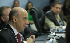 TCE-AM prorroga validade de concurso público por mais dois anos