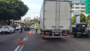 Veículos pesados são autuados na avenida Mário Ypiranga Monteiro por irregularidade