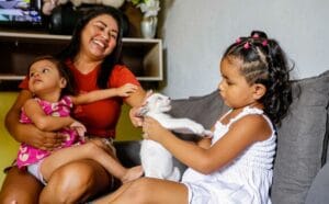 Mãe de paciente beneficiada com o implante coclear agradece: ‘Minha filha vai ter um futuro diferente’