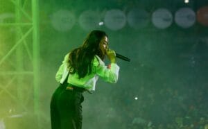 Isadora Pompeo encerra última noite do #SouManaus com show emocionante