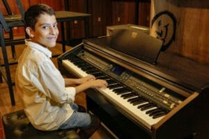 Aos 12 anos, aluno do Liceu Cláudio Santoro realiza sonho de tocar piano no Teatro Amazonas