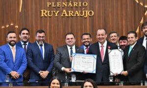 Aleam concede ao senador Omar Aziz o título de cidadão amazonense