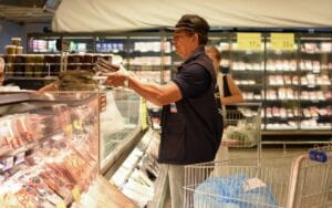 Veja a lista de produtos retirados das prateleiras do Carrefour após fiscalização do Procon-AM