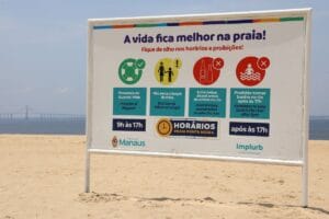 Atenção! Banhistas são orientados para cuidados na praia da Ponta Negra com a onda de calor
