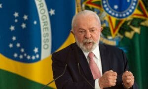 Lula pede que obras avancem sem “repetir possíveis equívocos”