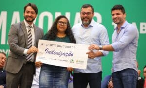 Wilson Lima entrega títulos definitivos e reassenta famílias em Manaus