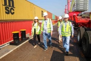 Insumos chegam a Manaus para abastecer indústria e comércio local