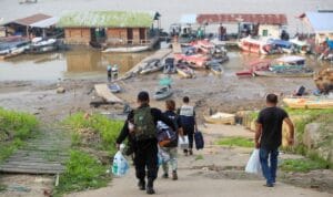 Governo atende moradores da comunidade de Beruri após desbarrancamento