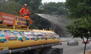 Vias públicas são resfriadas para evitar focos de incêndio e minimizar calor em Manaus