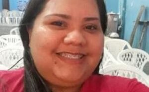 PROCURADA: mulher invade salão de beleza e tenta matar a facadas amante do marido, em Manaus
