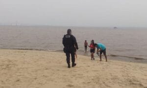 Mesmo com 30 placas de interdição da Ponta Negra, banhistas são flagrados e retirados do local