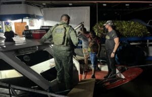 Mais de 40 passageiros são resgatados de lancha expresso, após embarcação bater em banco de areia