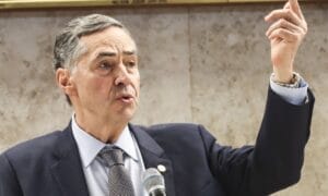 Barroso: julgamento de Bolsonaro traz “algum grau de tensão” para país