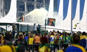 Moraes vota para condenar mais oito pessoas por atos do 8 de janeiro