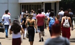 Pé-de-Meia dará R$ 2 mil por ano para alunos de baixa renda não abandonarem os estudos