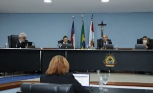 TCE-AM acata decisão do TJ e não afasta conselheiro Ari Moutinho Júnior