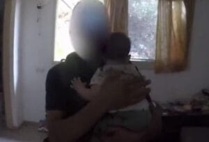 Hamas divulgam imagens mostrando terroristas segurando bebês e crianças israelenses durante o massacre chocante