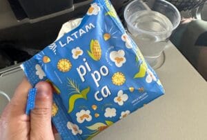 Lanche servido por companhia aérea vira piada na web: ‘Você paga R$ 2.000 pra comer 8g de pipoca’