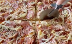 Pizza de batata com calabresa: uma delícia saudável e inovadora