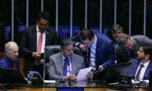 Câmara dos Deputados aprova projeto de lei de taxação para super-ricos