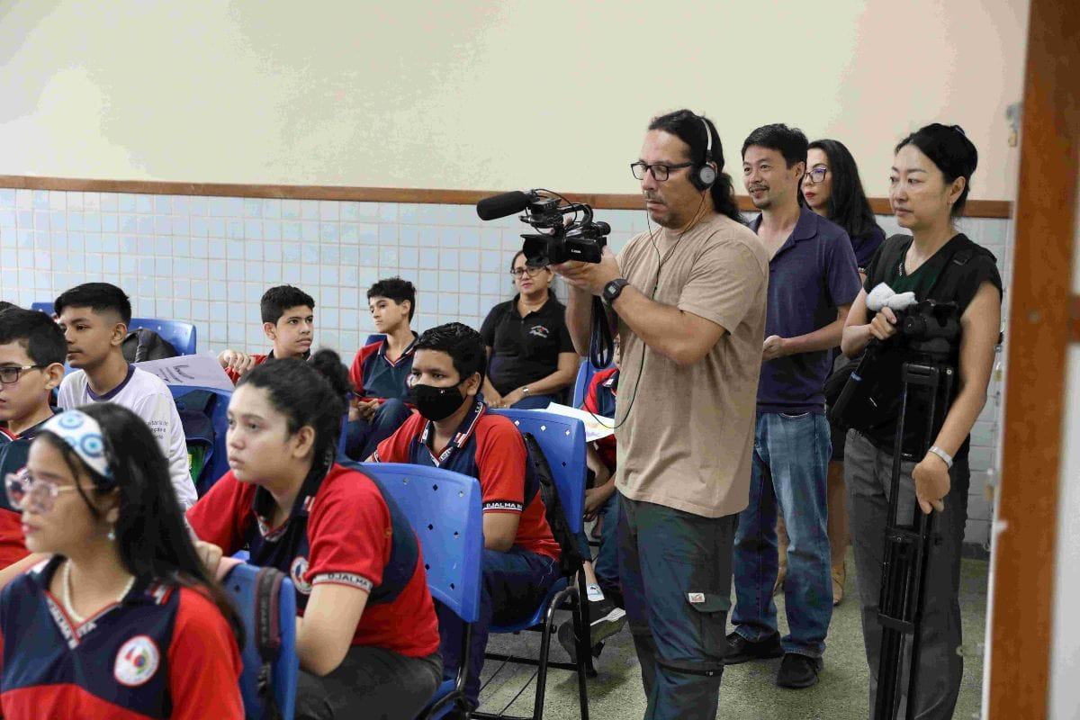 Equipe da TV Japonesa gravando no EETI Djalma Batista