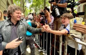 Argentina vira o jogo e elege o ultraliberal de direita Javier Milei
