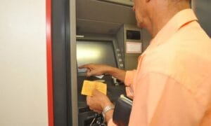 Bancos fecham nesta quarta-feira (15) e reabrem na quinta, devido ao feriado