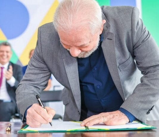 Lula assina decreto que reajusta salário mínimo para R$ 1.412