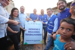 Asfalta Amazonas: Wilson Lima vistoria início de obras de recuperação viária na comunidade Coliseu I