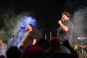 ‘Os Menotti’ agitam público com diversos sucessos no segundo dia de Expoagro