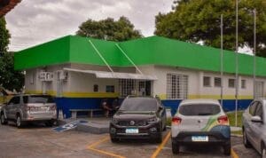 Homem agride e joga o próprio pai de 83 anos da escada, em Manaus