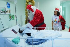 Papai Noel leva esperança e solidariedade aos pacientes da FCecon