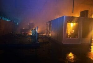 Força-tarefa é montada para combater incêndio de grande proporção na Feira do Santo Antônio