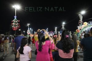 Exposição de carros alegóricos natalinos e show de luzes com drones encantam os manauaras