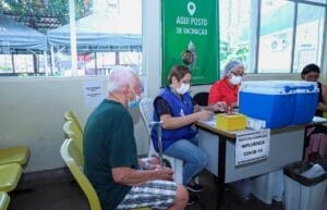 Idosos e usuários imunossuprimidos que se vacinaram há 6 meses, já podem tomar reforço com bivalente