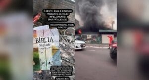 ‘O principal ficou intacto’: churrascaria mostra bíblia encontrada após incêndio de grandes proporções