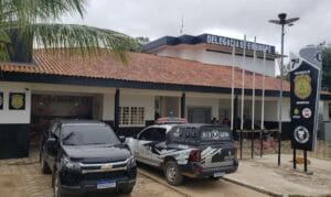 Criança de 10 anos dormia na casa do cachorro porque a madrasta não o queria próximo do casal, no AM