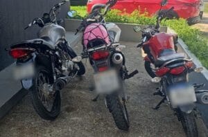 Homem preso em estacionamento de supermercado, utilizava chave falsa para ligar as motos e furtá-las
