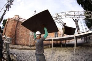 Palco do Réveillon do Largo já está sendo montado ao lado do Teatro Amazonas