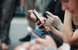 É possível localizar alguém através de mensagens de texto? Explorar métodos e ética