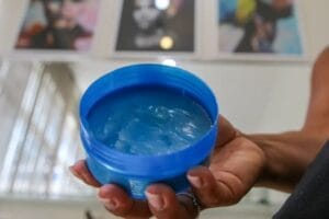 Saúde e Anvisa reforçam alerta sobre uso de pomada capilar no carnaval