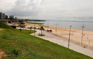 Praia da Ponta Negra está liberada para banho após rio Negro alcançar 17,94 metros