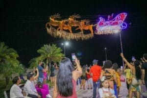 Trenó gigante com Papai Noel encanta visitantes na Ponta Negra: veja o horário que irá passar