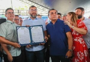 Wilson Lima renova convênio que garante o Passe Livre Estudantil