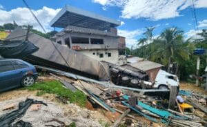 Carreta fica sem freio, invade contramão e causa grave acidente em Manaus