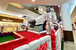 Mega piscina de bolinhas e brinquedos infláveis agitam férias no Sumaúma Park Shopping