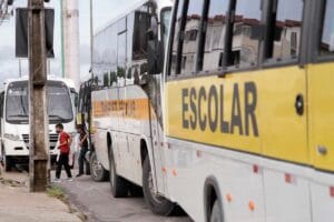 Pais e responsáveis devem ficar atentos na hora de contratar transporte escolar, em Manaus