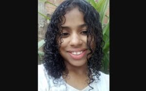 Parente de menina de 12 anos encontrada morta em calçada afirma que vítima sofreu abuso sexual
