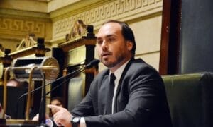 Carlos Bolsonaro chega à sede da PF no Rio para depor