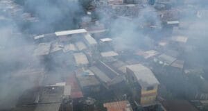 Uma pessoa é encaminhada ao hospital após incêndio destruir 11 casas na Cachoeirinha